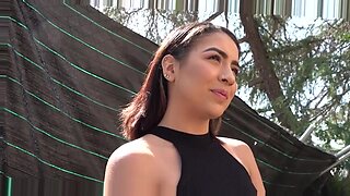 Remaja Latina digoda dengan seks oral dan dari belakang