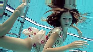 Deux filles animées se lancent dans un jeu de piscine sensuel.