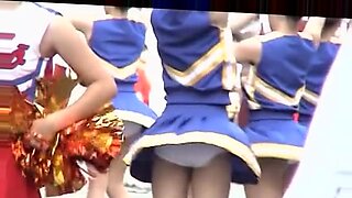 Des pom-pom girls asiatiques chaudes sont filmées en train de faire l'amour.