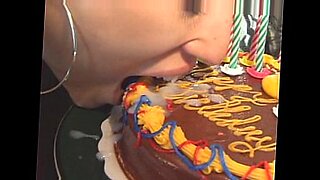庆祝18周年,有一个硬核的假阳具色情视频。