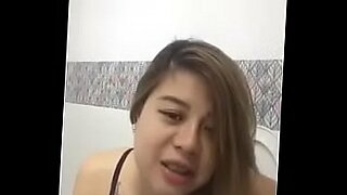 La curvilínea filipina explora su sexualidad en un video caliente