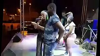 A dança sensual e o momento íntimo de Vital Indo Rebecca.