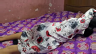 Νεαρά κορίτσια από τη Βεγγάλη εξερευνούν τις σεξουαλικές τους επιθυμίες σε καυτά βίντεο.