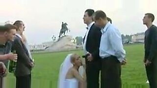 야생적인 러시아 결혼식이 뜨거운 야외 그룹 섹스로 이어집니다.
