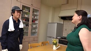熟女の純子が、自家製のアマチュアビデオで熟練したテクニックを披露する。