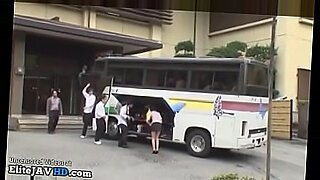 Chica japonesa complacida por dos chicas en un bus