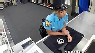 Polis seksi menjadi nakal di kamera.