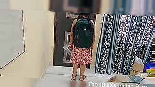 Seorang gadis kolej menggoda ayahnya dalam video Xnxx.