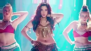 Rasakan pesona Tamanna dalam video Bollywood yang menggoda.