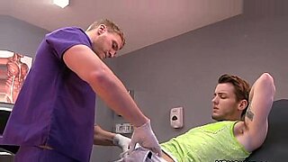 Pemeriksaan dokter palsu berubah menjadi sesi seks gay panas.
