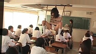 Seorang guru Asia yang seksi merendahkan dirinya sendiri dengan kecelakaan rok publik.