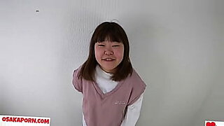 ぽっちゃりしたマレー系女性が汚いことをする。