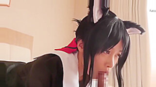 Kaguya cosplayer in sensuele kousen plaagt en behaagt.