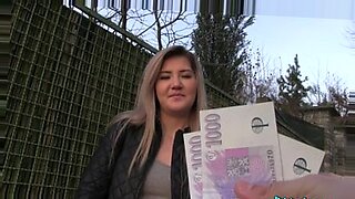 俄罗斯美女在车里和房子里用性来换取现金。