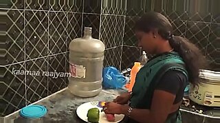 Uma mulher Tamil mais velha se envolve em um encontro sexual apaixonado.