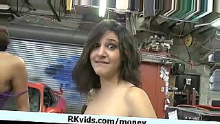 브라질 미녀가 야생적인 섹스를 위해 뇌물을 받습니다.