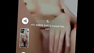 فتاة هندية تسعد نفسها خلال مكالمة فيديو