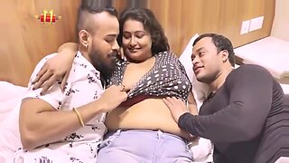 La MILF indienne dodue Mousi a un trio passionné avec deux jeunes garçons.