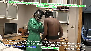 Un medico di colore esamina le doti del suo paziente durante un controllo.