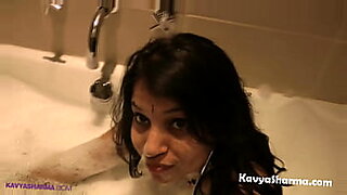 Indyjska ciocia robi niegrzeczne rzeczy w łazience.