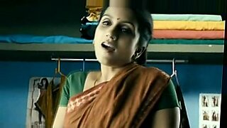 Tamilska gwiazda Abitha występuje w zmysłowych, wyrazistych scenach w sypialni.