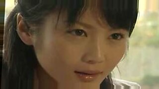 فتاة يابانية ترسم وتتصور لفئة فنية قبل أن تعيش لقاءً حسيًا.