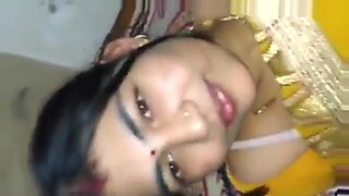 Desi bhabhi trong bộ đồ saree khiêu gợi với bộ ngực to của mình.