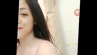 La fille vietnamienne de Bigo Live se déshabille pour révéler ses atouts.