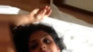 Bhabhi India yang seksi memamerkan payudara besar dalam POV