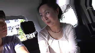 Des milfs japonaises se font surprendre par une caméra cachée et une grosse bite noire