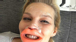 Uma loira MILF desfruta de um brinquedo sexual incomum para uma intensa gozada facial.