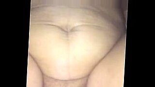 Vagina meledak dalam orgasme setelah stimulasi dan penetrasi yang intens.