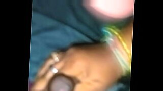 Anak ibu Tamil memberikan handjob sensual