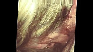 सुनहरे बालों वाली लड़की जंगली XXX सत्र में लिप्त होती है।
