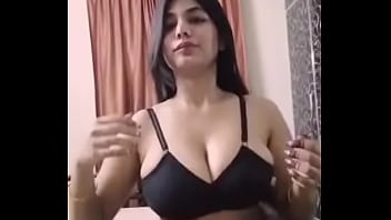 Rahma Rahayu seduce con sensualidad en Indonesia.