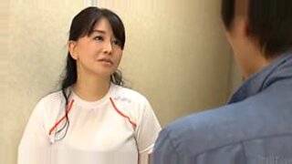 腋毛愛好家の母親と彼女の熱望する娘が、ホットなエンカウンターをする。