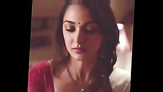 Hindi przystojniak Adoration XXX występuje w gorącym, zmysłowym spektaklu o seksualnej sprawności.