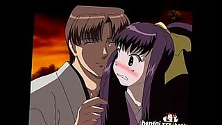 एक काला आदमी और एक जापानी लड़की जोशपूर्ण सेक्स में संलग्न हैं।
