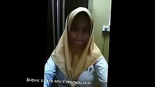 インドネシアの女子校生たちがSMKに興じる!