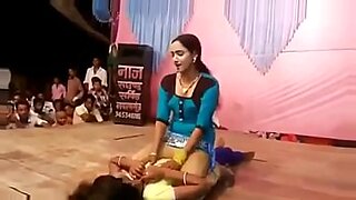 indian girl open her sari blouse and bra inhiddencamra