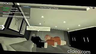 Seorang gadis Roblox menjadi liar dan nakal.