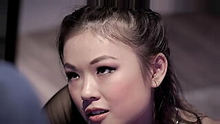युवा लुलु चू एक हॉट वीडियो में अपनी कामुकता की खोज करती है।