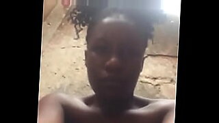 ウガンダの美女が快感で激しく潮吹き!