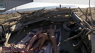 Onwetende vrouw flitst en masturbeert op het strand