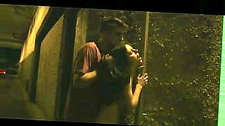 Een speelse vriend duwt zijn vriendin in een sexy powerplay-video.