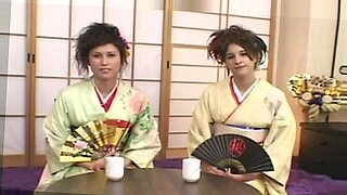 Twee Aziatische tieners in kimono's worden getatoeëerd en van dichtbij geneukt.