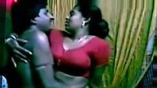 La casalinga indiana con grandi tette si scatena in webcam con un sari rosso
