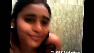 indian aunty batting in bathroom in saree remove movies