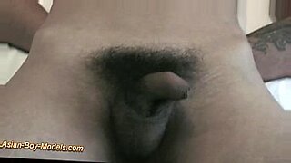 アジアの男たちは、自分たちの包茎で毛深いアセットを見せびらかす。