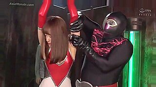 Japońska gwiazda cosplayu bawi się erotycznie w JAV filmie bondage.